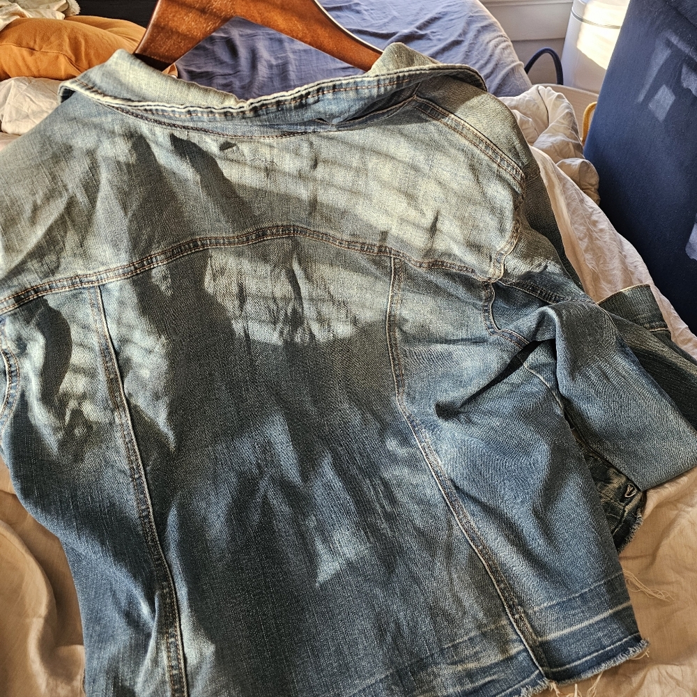 KENSIE distressed jean jacket size MED - Picture 5 of 6